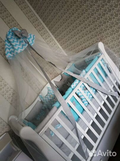 Детская кроватка с универсальным маятником