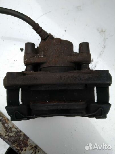 Суппорт передний левый Рено Флюенс 2010-14 г