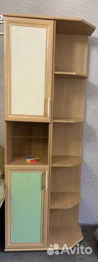 Двухярусная кровать и два шкафа