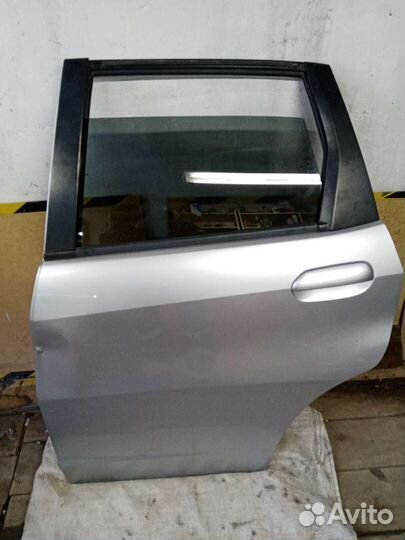 Дверь задняя левая на Honda Fit