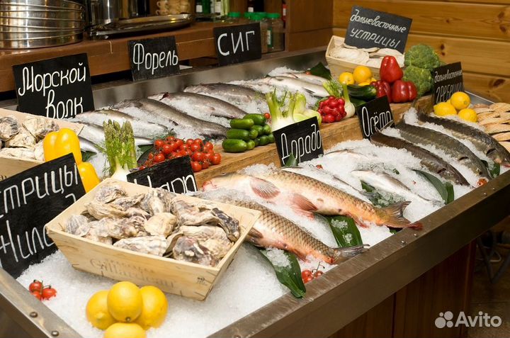 Магазин рыбы с ассортиментом деликатесов