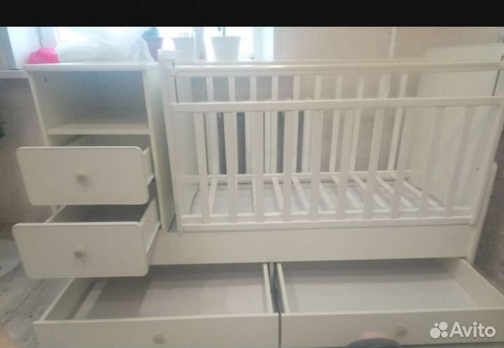 Детская кроватка с маятником