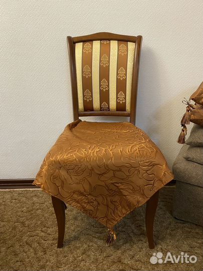 Стол из натурального дерева и стулья