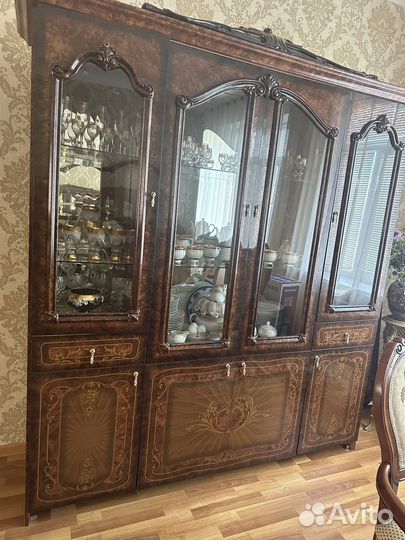 Горка,комод и стол.Стулья не продаются