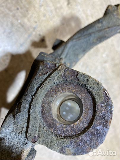 Поворотный кулак левый VW Jetta 5 X13