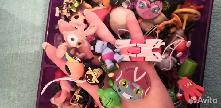 Целая коробка с мелкими игрушками