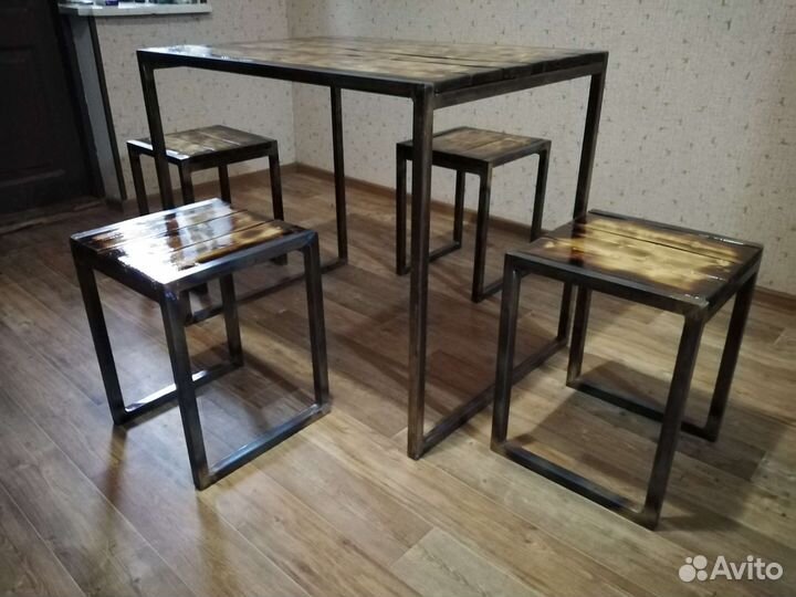 Стол с стульями