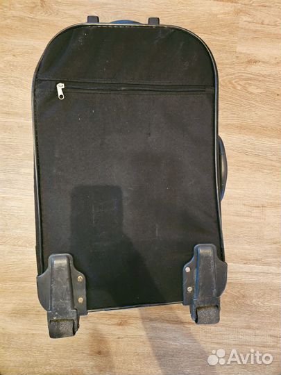 Чемодан на колесах черный