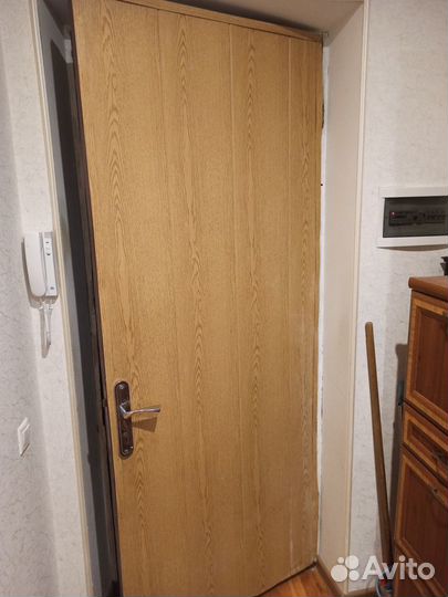 Дверь входная деревянная из цельного массива