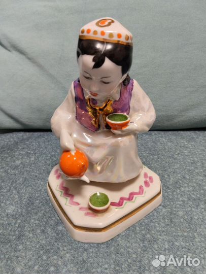 Статуэтка Узбечка с чаем Дулево