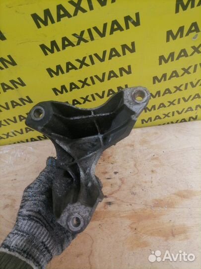 Кронштейн двигателя правый Audi A6 C6 BRE 2007