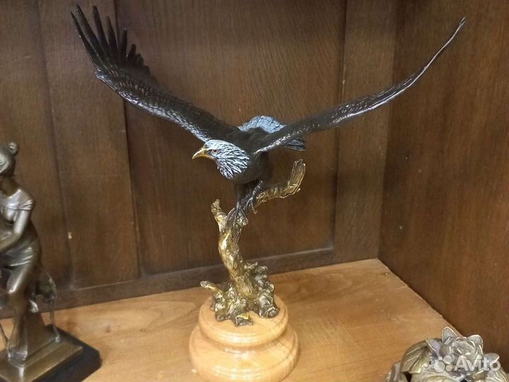 Скульптура орла в полете. Бронза, мраморный пьед