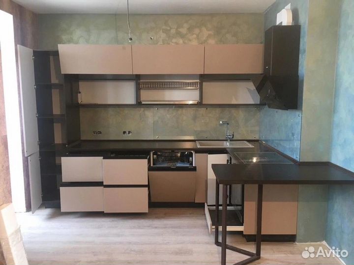 Кухня угловая в студию с барной стойкой на заказ