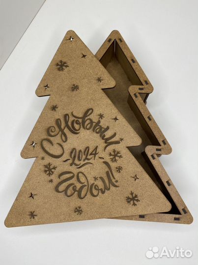 Подарочная коробка из дерева на Новый год