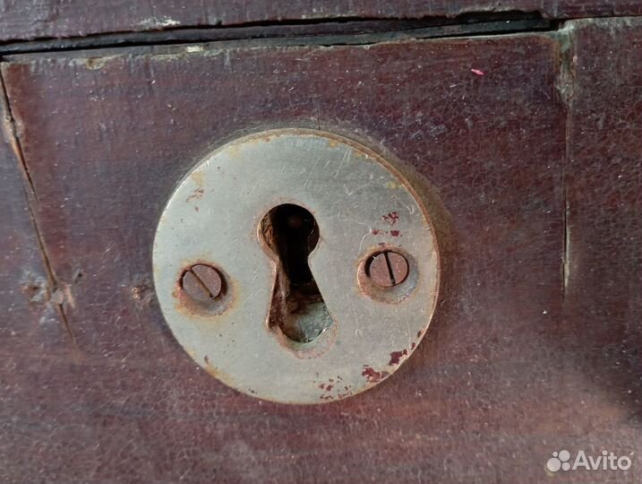 Сундук старинный