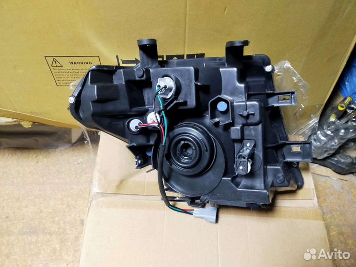 Фара Nissan Pathfinder R51 (04-10г)