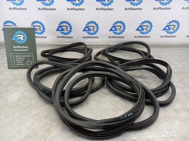 Уплотнитель двери Hyundai Ix 35 LM 1.7 D4FD дизель