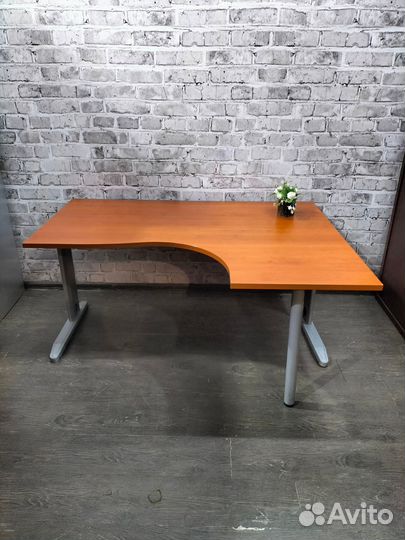 Стол на металлических ногах
