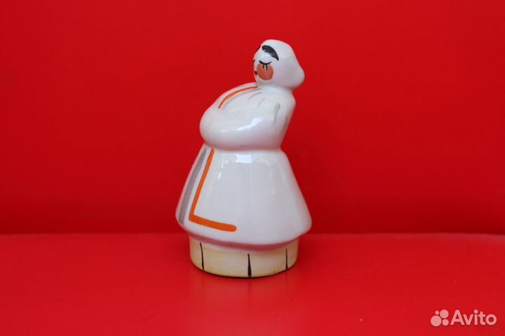 Фарфоровая Статуэтка «тетка в тулупе» Городница