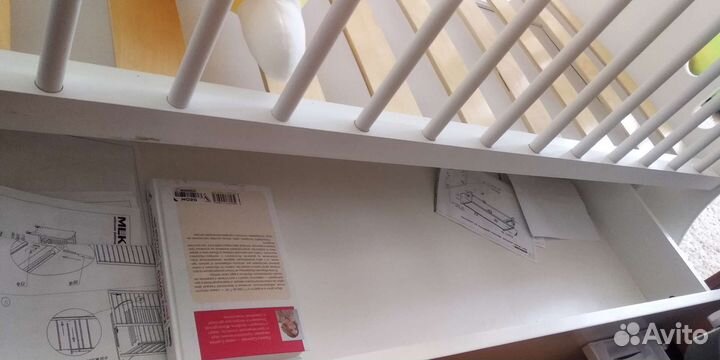 Детская кроватка с маятником и ящиком