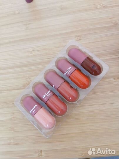 Помада блеск для губ