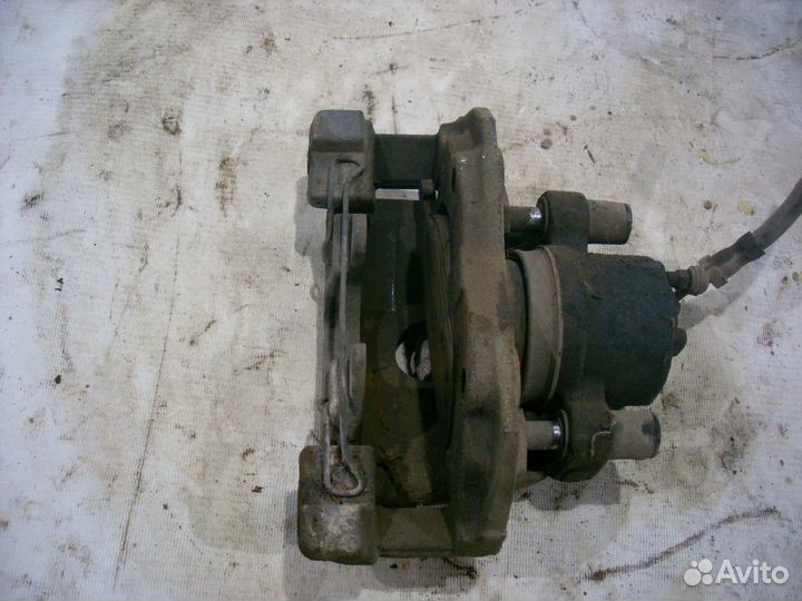 Передний левый суппорт Ford Focus 3