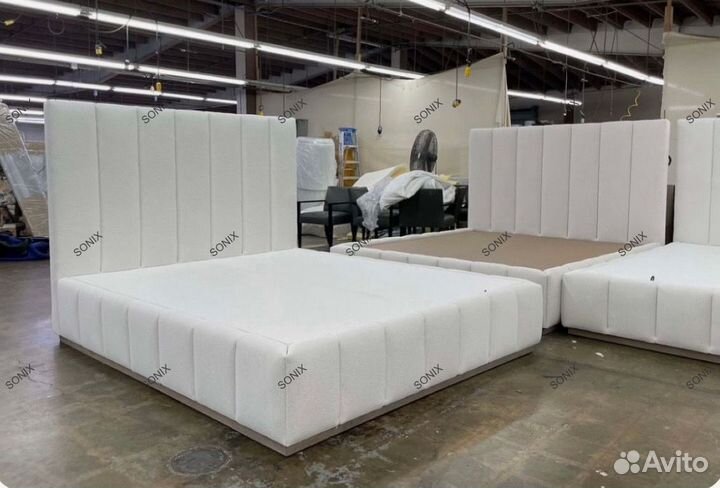 Кровать с высоким изголовьем