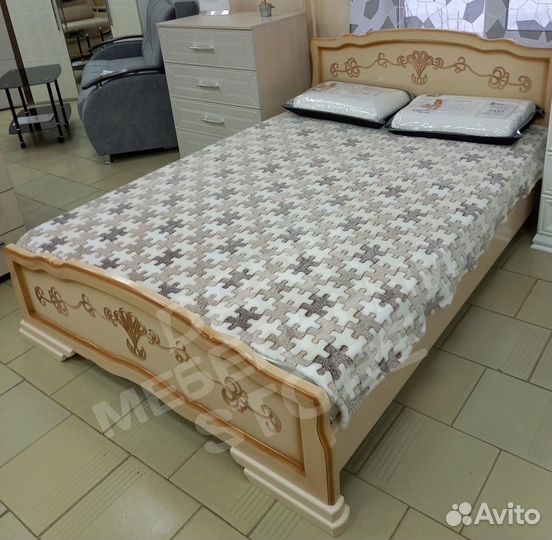 Кровать массив