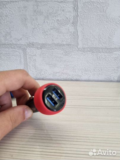 Автомобильное зарядное устройство для телефона