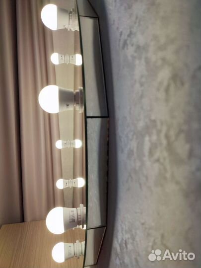 Гримерное зеркало с лампочками