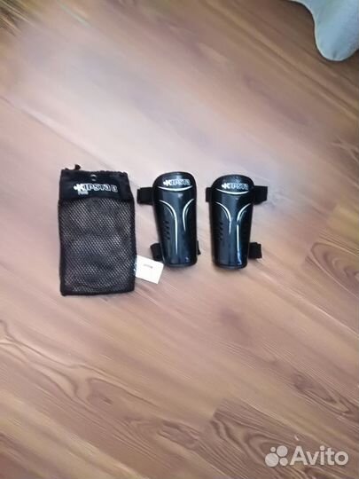 Продам футбольные щитки