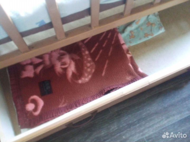 Детская кроватка с маятником