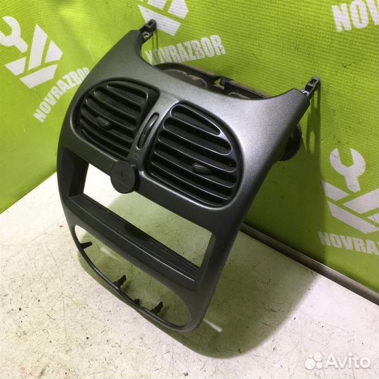 Рамка магнитолы Пежо 206