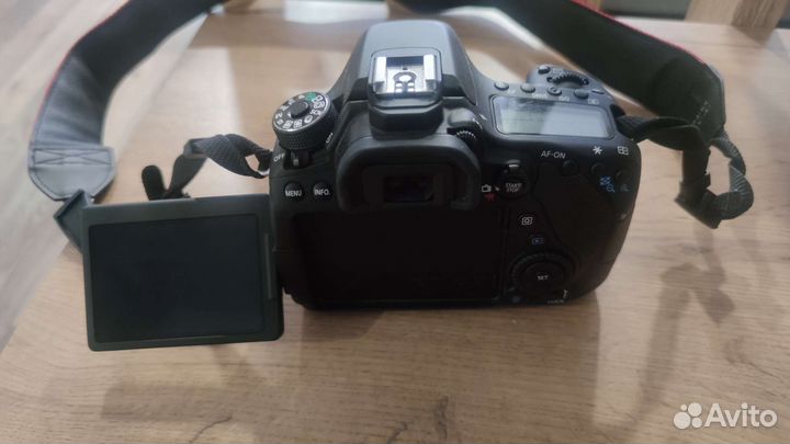 Canon EOS 80D с объективом