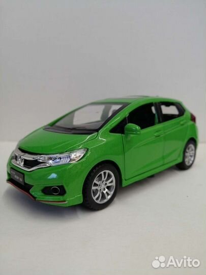 Модель машины Honda Fit RS масштаб 1:32