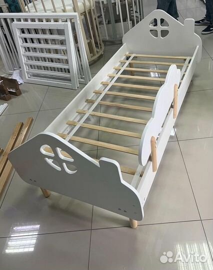 Детская кровать с бортиком