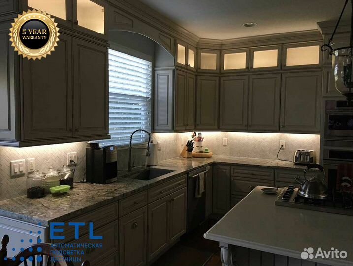 Система подсветки кухни и дома в монохромных цвета