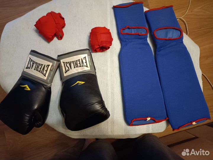 Боксерские перчатки и щитки