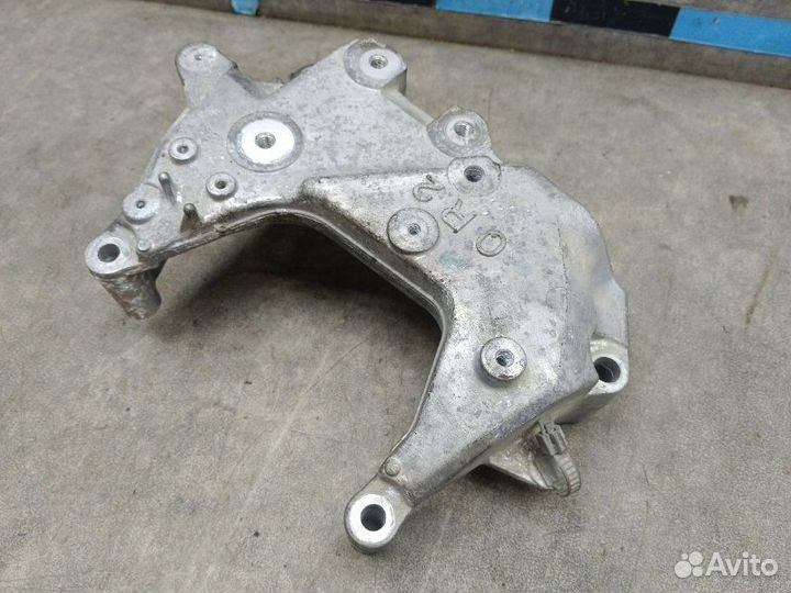 Кронштейн опоры двигателя правый Nissan Teana L33