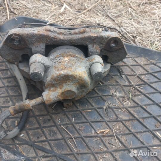 Передний левый супорт мерседес Спринтер 2000г