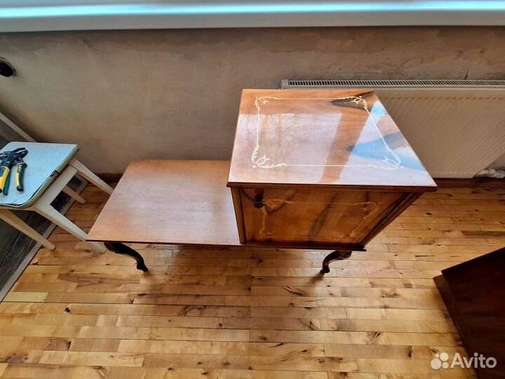 Банкетка винтажная для телефона