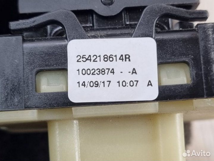 Кнопка стеклоподъемника правая Nissan Terrano D10