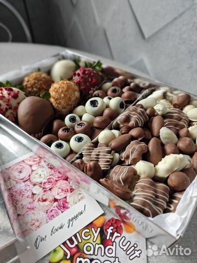 Клубника в шоколаде, съедобные букеты, орехи