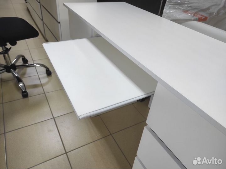 Компьютерный стол белый