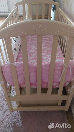 Детская кроватка с маятником