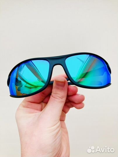 Поляризационные очки с зелёными линзами