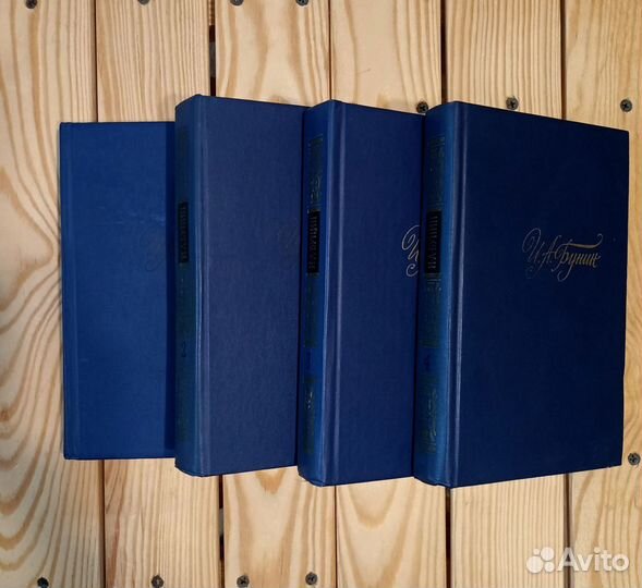 Множество книг