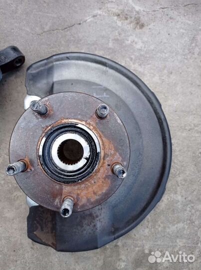 Кулак поворотный ланцер 10 передний