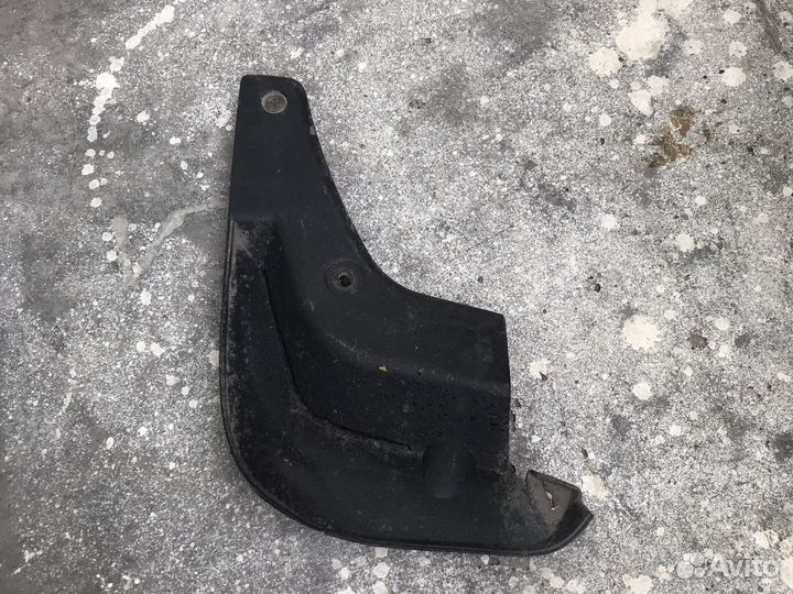 Брызговик правый toyota solara