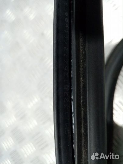 Б/У Уплотнитель двери передний Opel Insigni#001